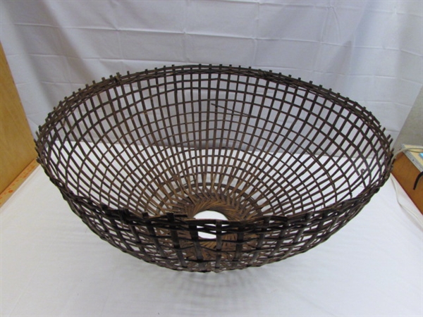 LARGE WICKER SHADE & SMALL BASKET