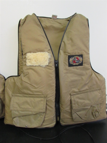 PAIR OF STEARNS UNIVERSAL ADULT FISHING VESTS/LIFE VESTS