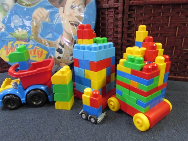 LARGE BUILDING BLOCKS AND TABLE