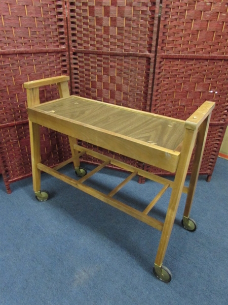 SERVING CART WITH WHEELS