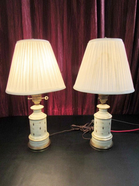 A PAIR OF CERAMIC TABLE LAMPS IN IVORY & GOLD