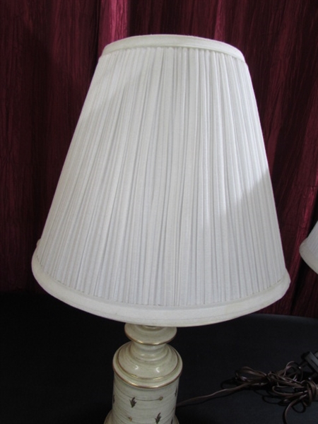 A PAIR OF CERAMIC TABLE LAMPS IN IVORY & GOLD