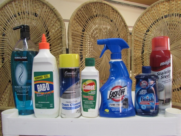 SMALL PLASTIC SHELVING UNIT WITH MISC CLEANERS & HOUSEHOLD ITEMS