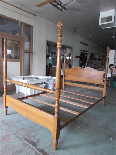 4-POSTER QUEEN BED FRAME WITH RAILS AND SLATS - PINE CONE FINIALS