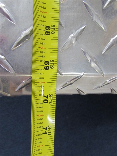 ALUMINUM DIAMOND PLATE GULL WING TOOL BOX FOR A FULL SIZE PICKUP