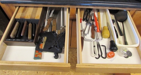 2 DRAWERS FULL OF KITCHEN ITEMS