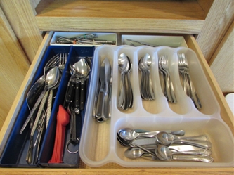 STAINLESS STEEL FLATWARE SET & DRAWER CONTENTS