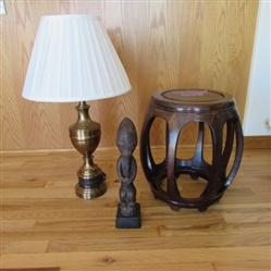BARREL SHAPED SIDE TABLE/STAND, WOOD STATUE & BRASS LAMP
