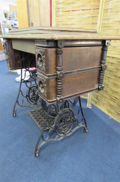 ANTIQUE SINGER TREADLE SEWING MACHINE WITH 4 DRAWER CABINET