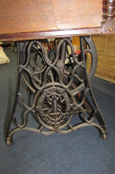 ANTIQUE SINGER TREADLE SEWING MACHINE WITH 4 DRAWER CABINET