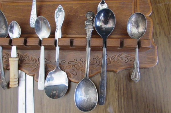 HAND CARVED FORK & SPOON, SOUVENIR SPOON HOLDER WITH SPOONS & RESIN APPLE TRAY