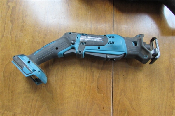 CRAFTSMAN & MAKITA RECIPROCATING SAWS & A PAIR OF CONCRETE SLIDER KNEE BOARDS
