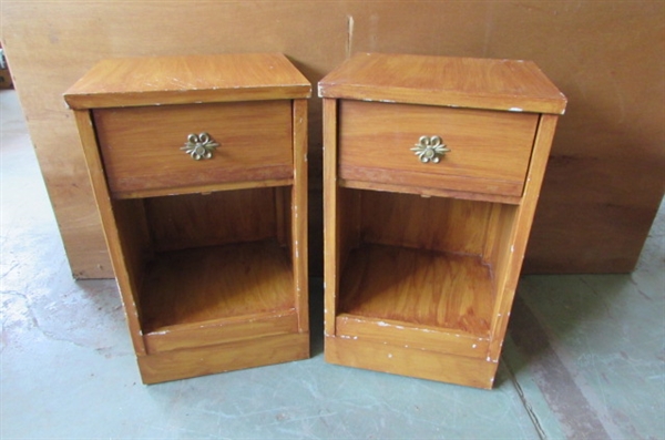 A PAIR OF MATCHING VINTAGE WOOD NIGHTSTANDS