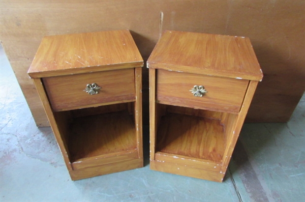 A PAIR OF MATCHING VINTAGE WOOD NIGHTSTANDS