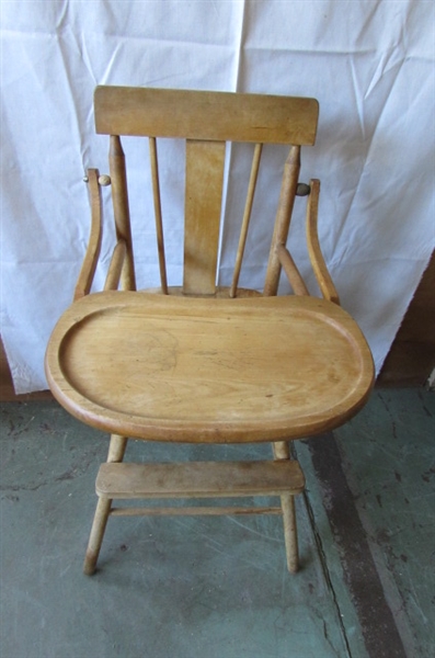 VINTAGE/ANTIQUE DOLLY HIGHCHAIR