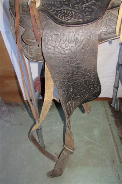 WELL USED/WORN SADDLE FOR REPAIR OR USE *STABLE HANDS*