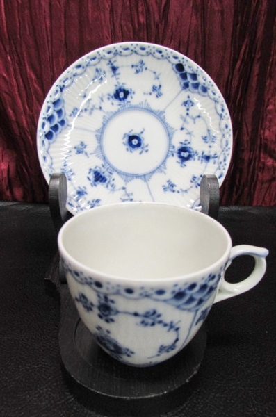 TEA CUPS, SAUCERS AND MISCELLANEOUS DECOR
