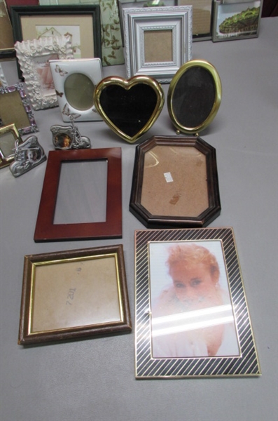 PICTURE FRAMES AND PHOTO ALBUMS