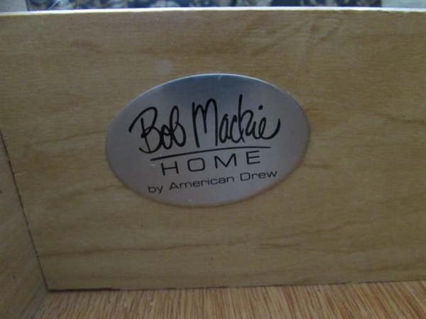 BEAUTIFUL AMERICAN DREW 'BOB MACKIE' 3-DRAWER NIGHTSTAND & LAMP