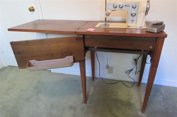 VERY NICE VINTAGE KENMORE 'MODEL 90' SEWING MACHINE IN WOOD CABINET WITH ACCESSORIES