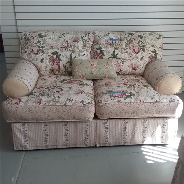 FLORAL LOVESEAT AND THROW PILLOW WITH REVERSIBLE CUSHIONS
