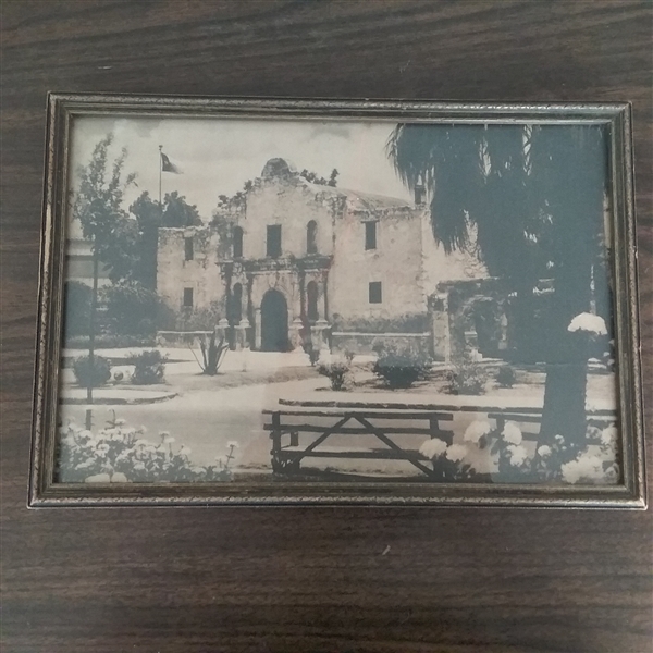 LOT OF VINTAGE PICTURES AND FRAMES