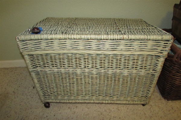 LARGE WICKER CHEST WITH WHEELS, ASSORTED BASKETS & ACRYLIC TRASH CAN