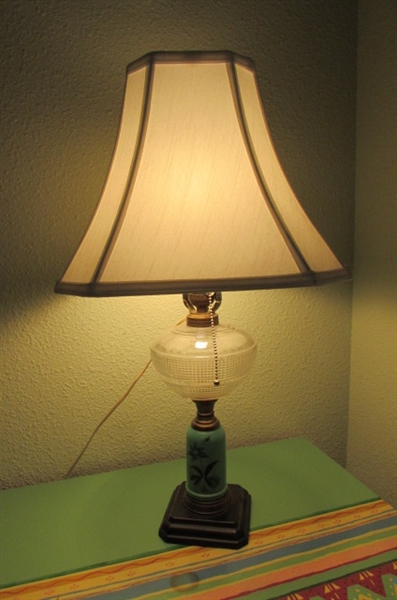VINTAGE GLASS & HAND PAINTED PORCELAIN TABLE LAMP
