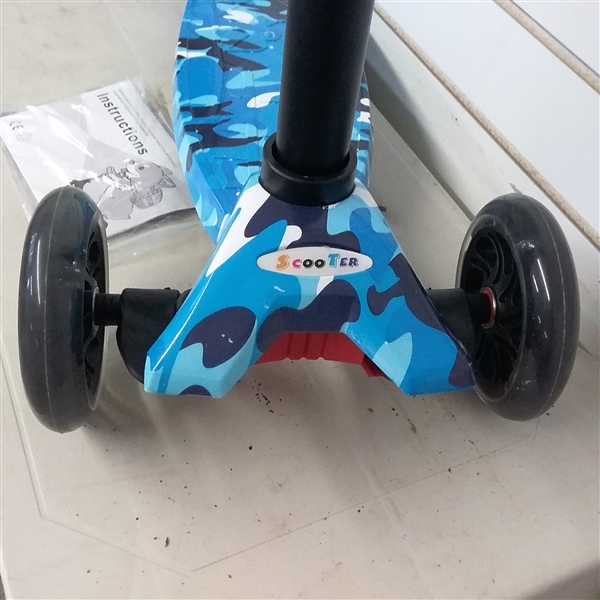 AMHOOME SCOOTER FOR KIDS, HEIGHT ADJUSTABLE, LED LIGHT UP WHEELS