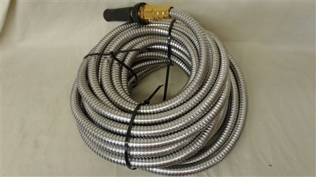 METAL GARDEN HOSE WITH NOZZLE 50 FT