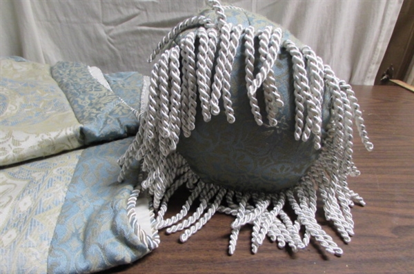PRETTY IVORY & BLUE DAMASK ACCENT PILLOWS & SHAM COVERS