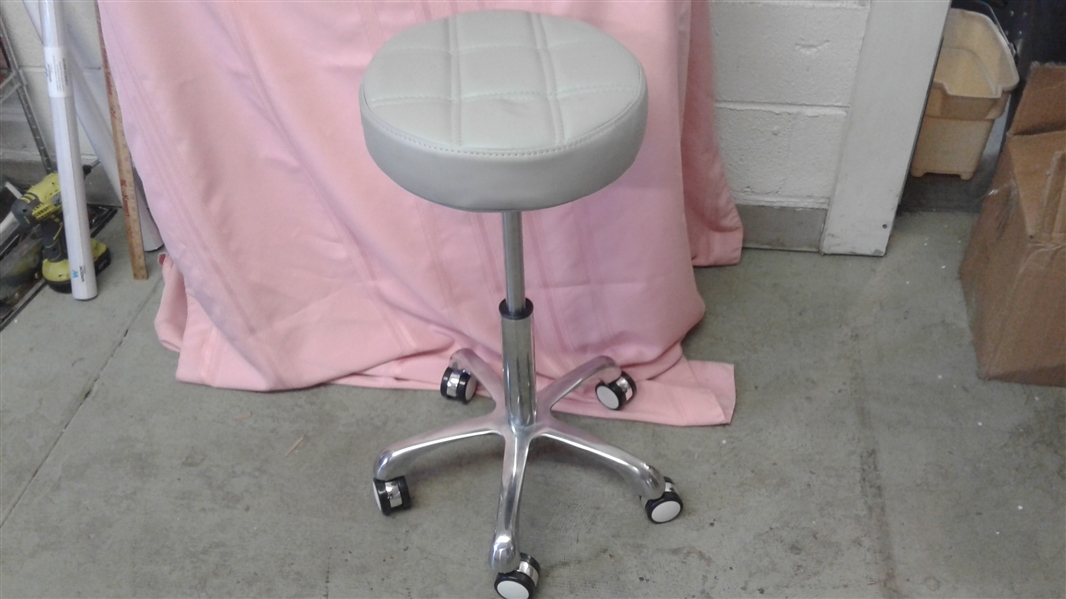ROLLING STOOL WITH BACK REST