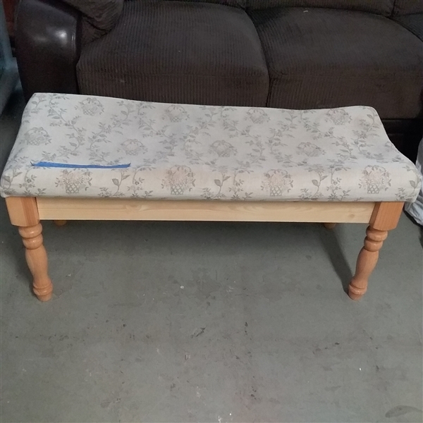 WOOD BENCH WITH UPHOLSTERED TOP