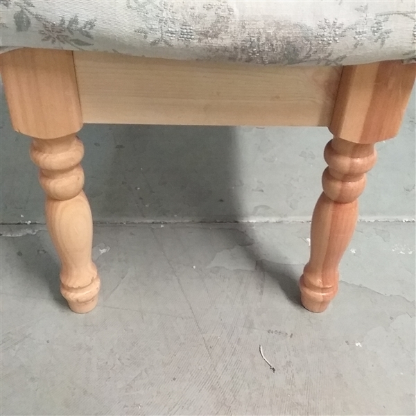 WOOD BENCH WITH UPHOLSTERED TOP