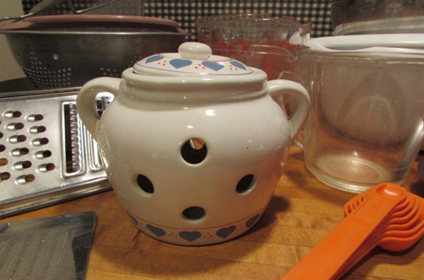 RUBBERMAID & STAINLESS STEEL MIXING BOWLS, STRAINERS, GRATERS, MEASURING CUPS & GARLIC KEEPER