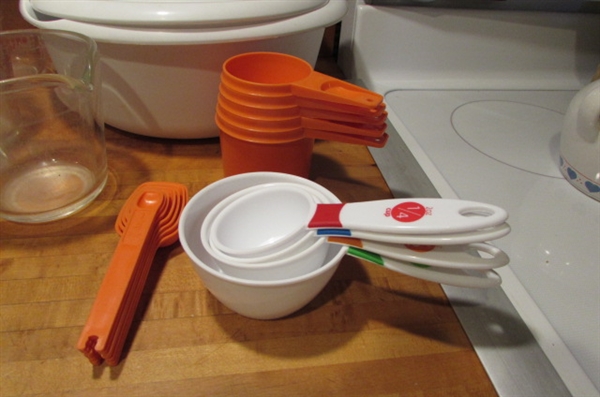 RUBBERMAID & STAINLESS STEEL MIXING BOWLS, STRAINERS, GRATERS, MEASURING CUPS & GARLIC KEEPER