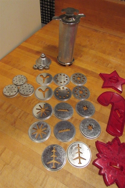 ASSORTED CHRISTMAS COOKIE CUTTERS & COOKIE PRESS