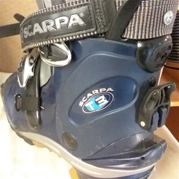 SCARPA T3 SKI BOOTS AND FISCHER SPORTS VACUUM FIT BOOT BAG