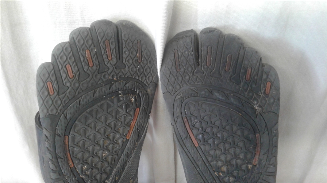 SAZZI SANDALS DIGIT RUNNERS MENS/WOMENS SIZES 12/13 (NEW) AND 13/14