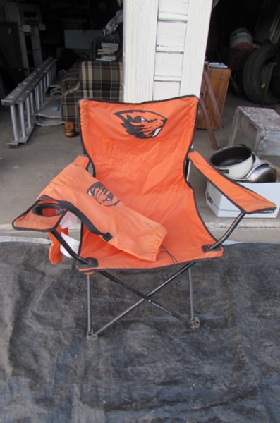 BACKPACK PICNIC SET & OREGON BEAVERS CAMP CHAIR *LOCATED AT ESTATE*
