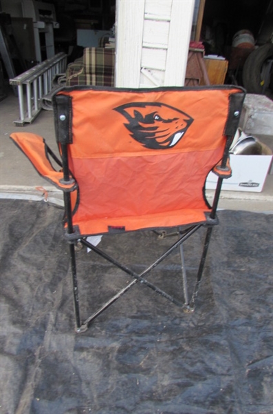 BACKPACK PICNIC SET & OREGON BEAVERS CAMP CHAIR *LOCATED AT ESTATE*