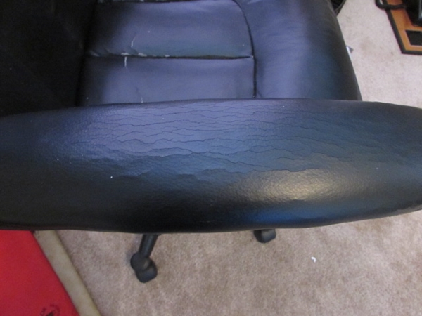 ROLLING OFFICE CHAIR WITH ARMS