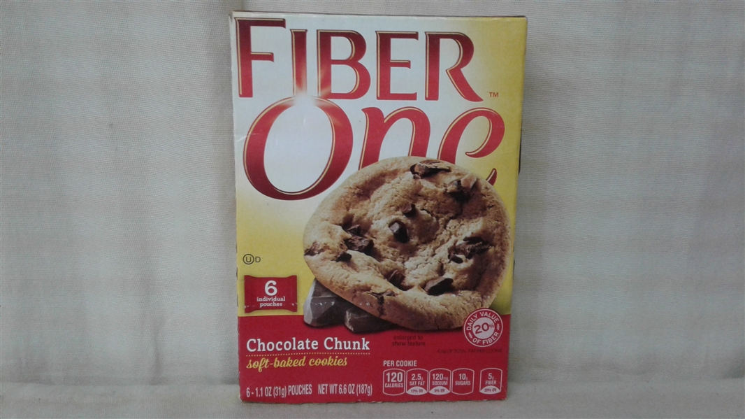 FIBER ONE CHOCOLATE CHUNK SOFT-BAKED COOKIES 6 POUCHES