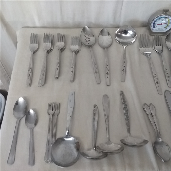 65 PIECE ONEIDACRAFT DELUXE STAINLESS FLATWARE AND OTHERS