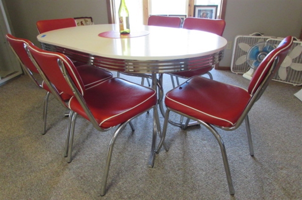 VINTAGE REPRODUCTION DINING TABLE & 6 CHAIRS