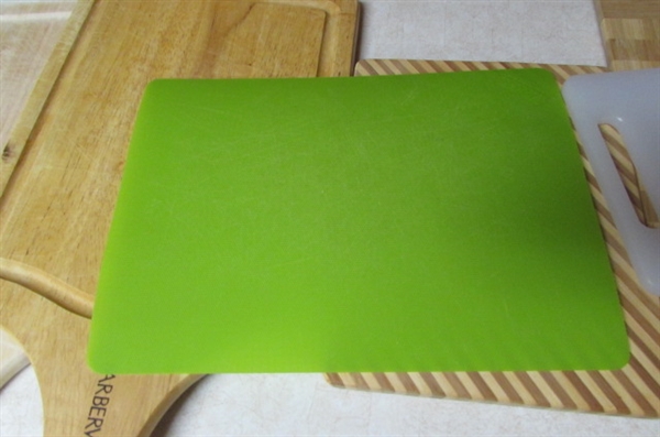 LARGE ASSORTMENT OF CUTTING BOARDS