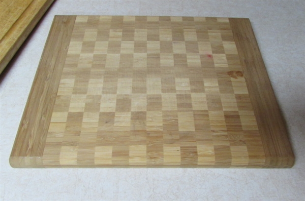 LARGE ASSORTMENT OF CUTTING BOARDS