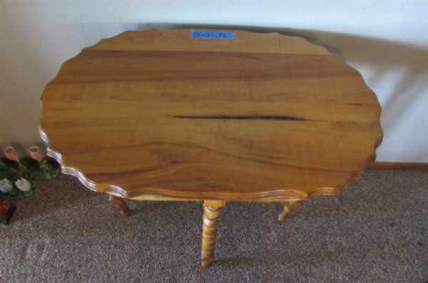 ANTIQUE OVAL TABLE WITH BARLEY TWIST LEGS