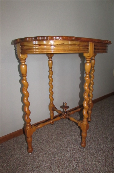 ANTIQUE OVAL TABLE WITH BARLEY TWIST LEGS