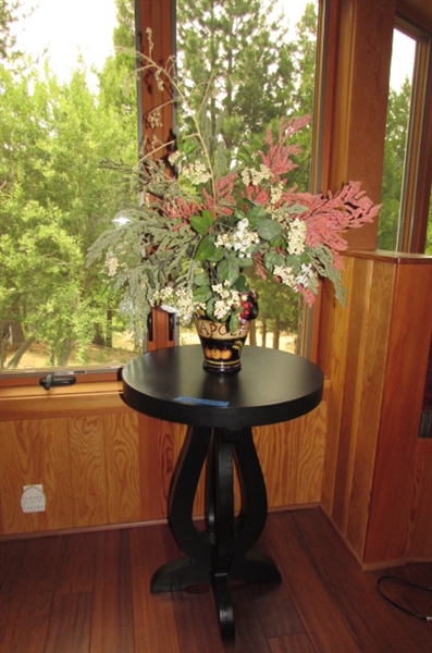 Black Accent Table w/Curved Legs & Vase